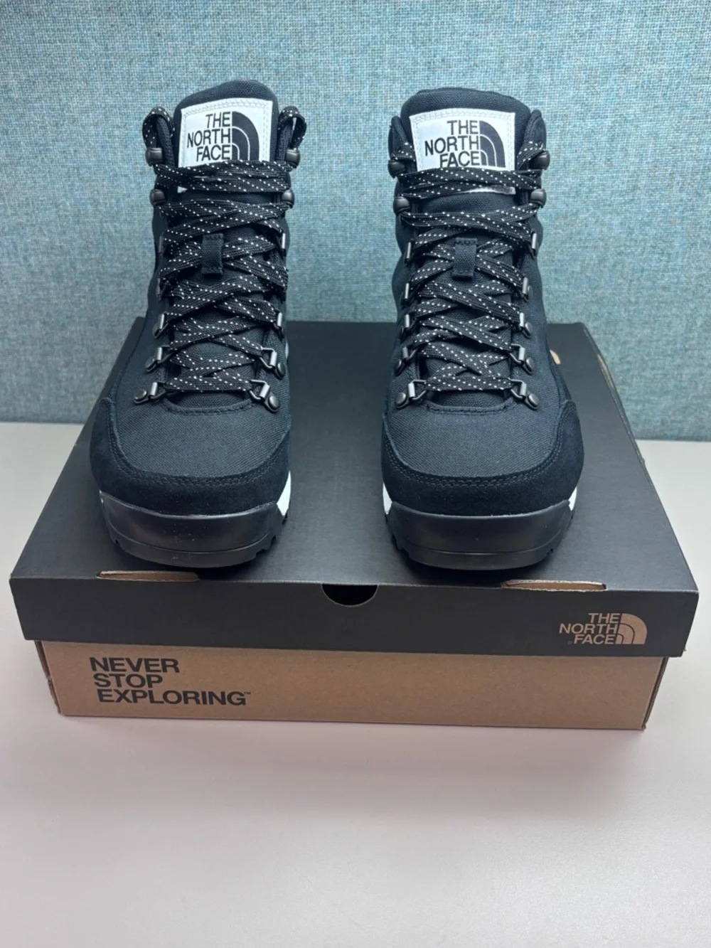 North Face W’s Back-To-Berkeley IV 7.5 Textile Wtrprf boots in Black/White+Box